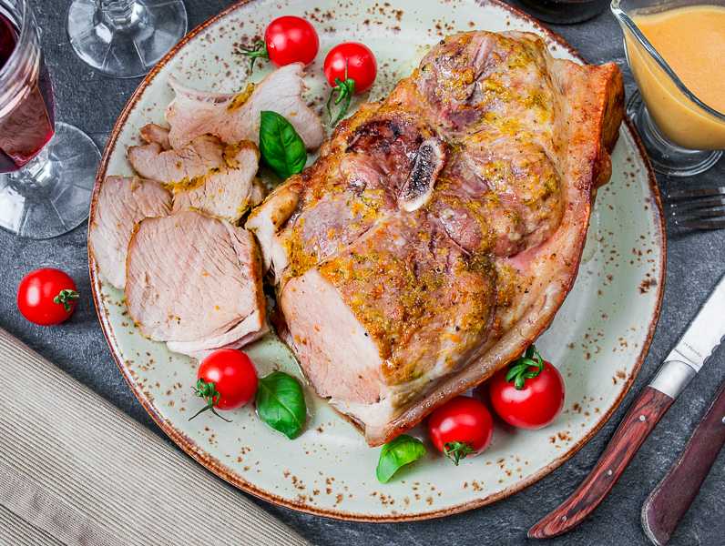 Мясо под шубой в духовке – 5 рецептов из свинины (с фото)