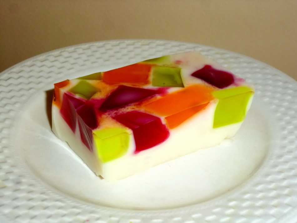 Сметанный десерт с фруктами и ванилью