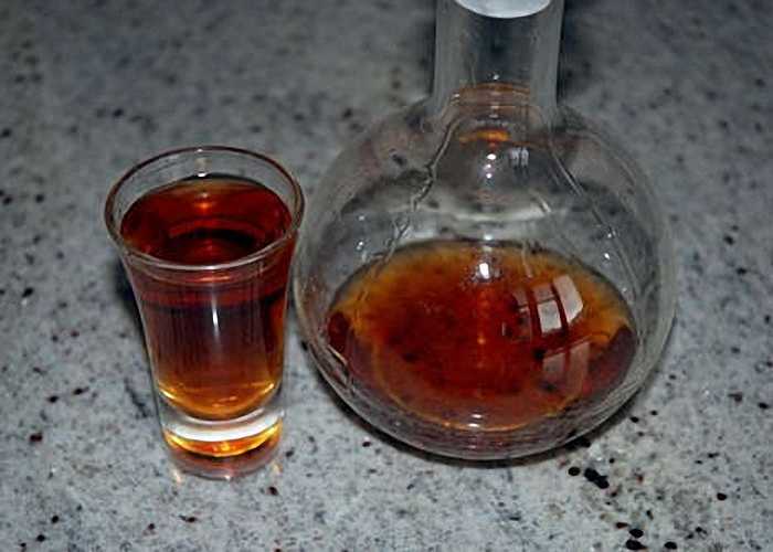 Настойка на кедровых орешках на спирту: 8 рецептов, лечебные свойства, применение