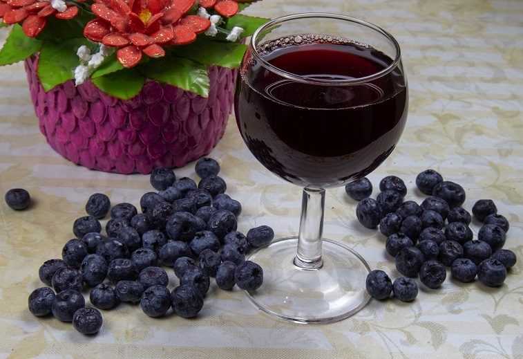 Вино из голубики в домашних условиях: рецепты с фото, видео, полезные свойства
