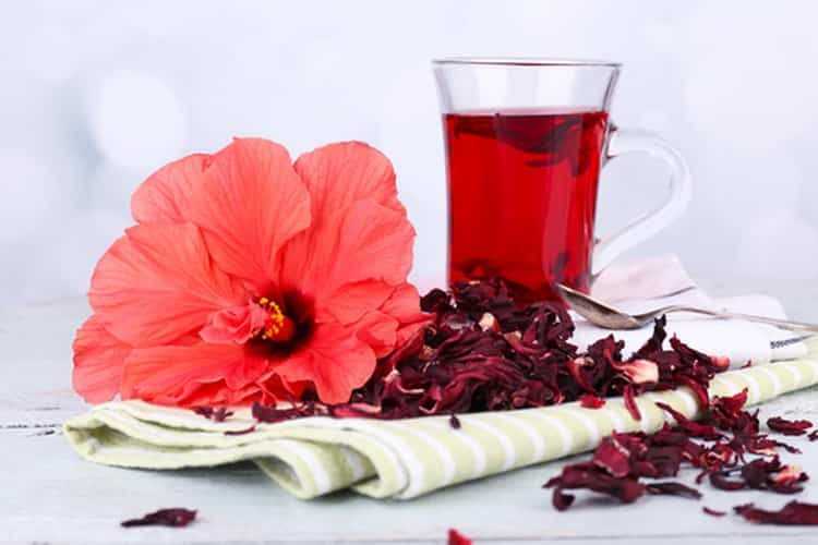 Полезные свойства чай из лепестков роз, способы его заваривания и противопоказания