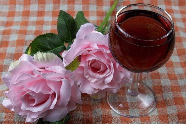 Успеть запечатлеть лето: домашнее вино из лепестков роз