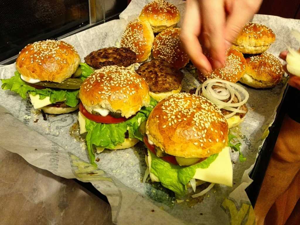 Булочки для гамбургеров — 8 рецептов, как сделать пышные и вкусные