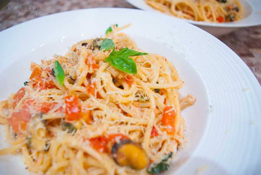 Паста по-итальянски с морским коктейлем – в сливочном и томатном соусе