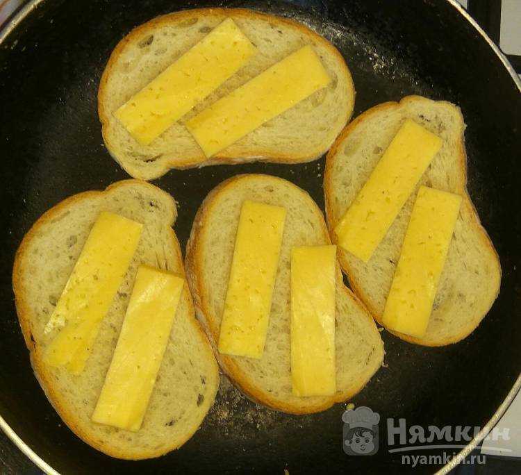 Горячий бутерброд на сковороде с колбасой, сыром, яйцом. рецепты с фото пошагово