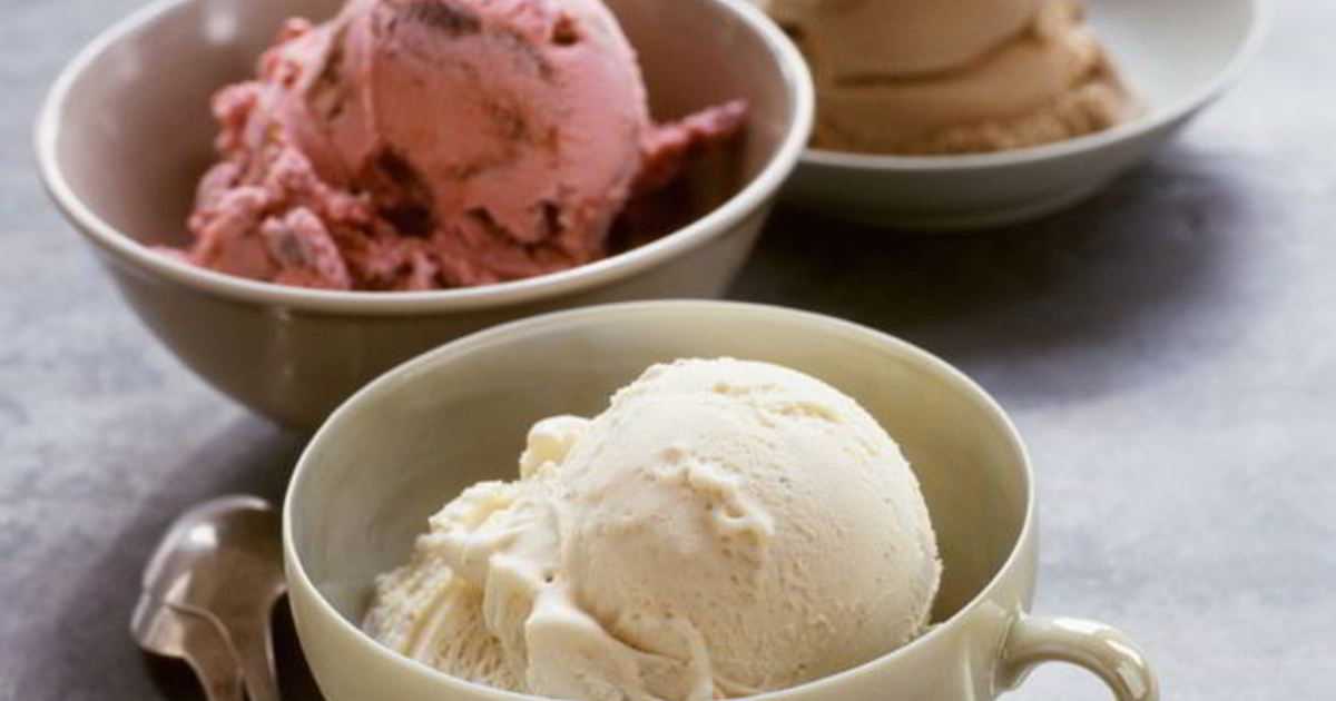 Мороженое в мороженице со сливками