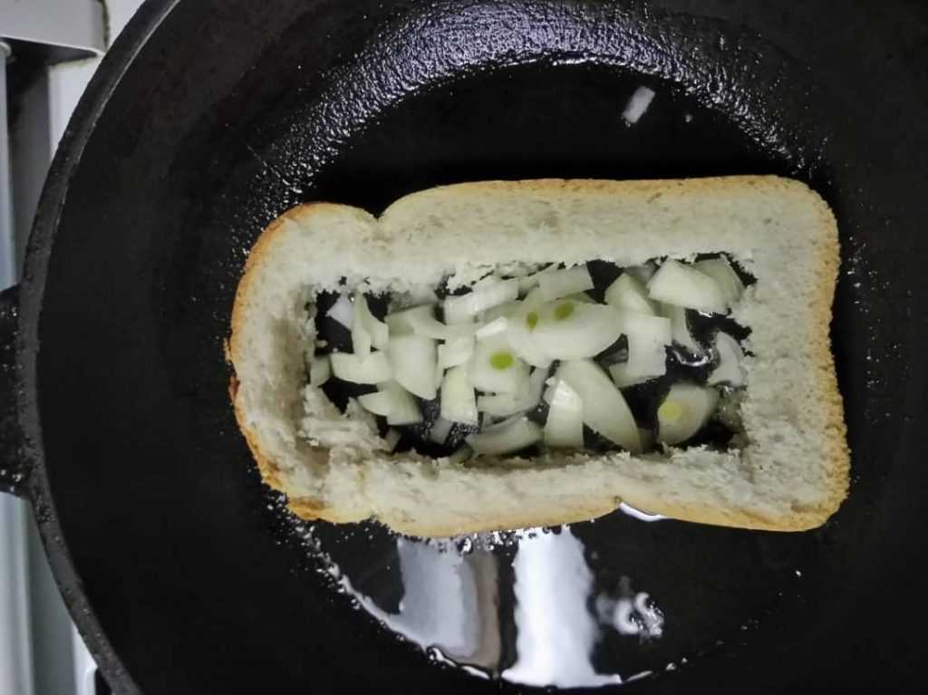 Горячие бутерброды с твердым сыром майонезом и чесноком