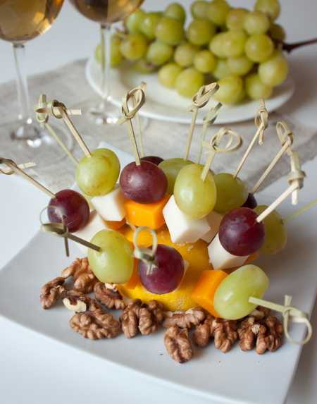 Канапе с сыром и виноградом на шпажках - рецепт с фото