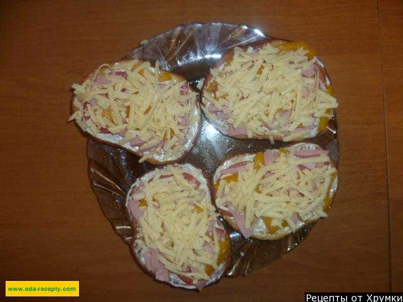 Горячие бутерброды с колбасой, сыром и помидорами в духовке