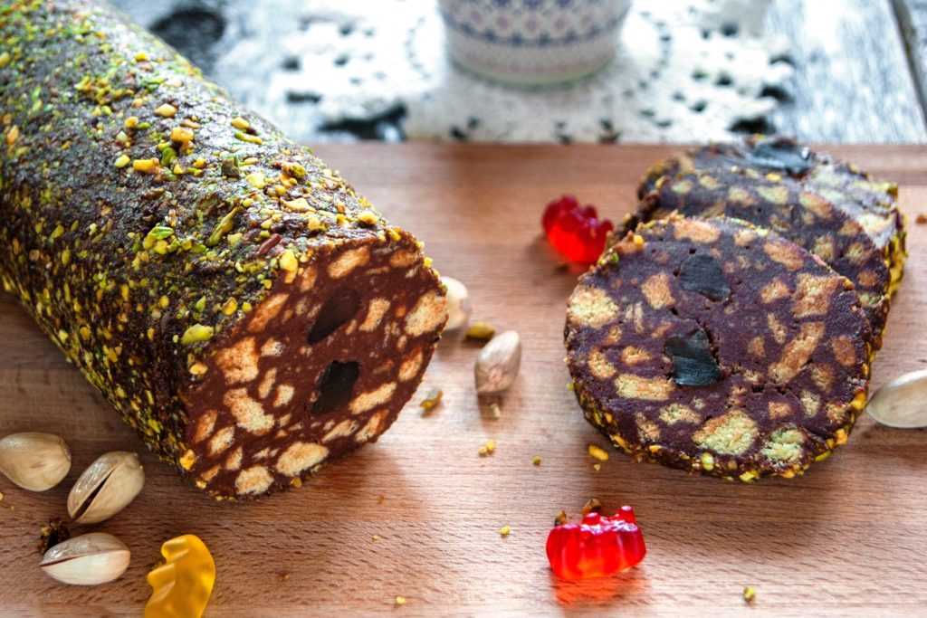 Сладкая колбаска из печенья – классические рецепты как в детстве