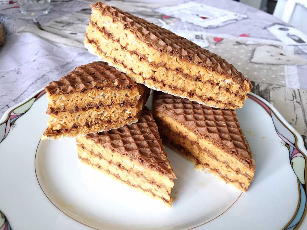 Бисквитный торт с вареной сгущенкой: 4 рецепта с фото