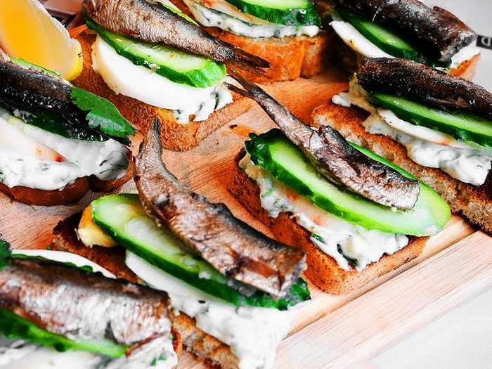 Самые вкусные бутерброды со шпротами – 16 простых рецептов на праздничный стол с фото