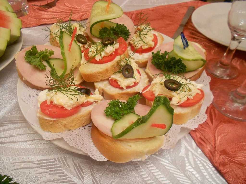 Бутерброды с творогом и зеленью