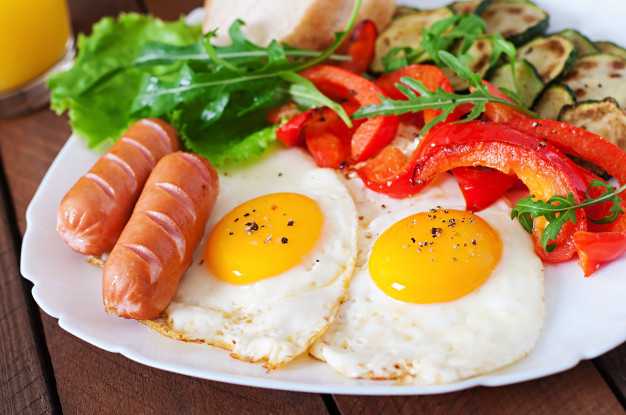 Сердечки из сосисок с яйцом, в кляре, с овощами – идеальный завтрак на 14 февраля для любимого