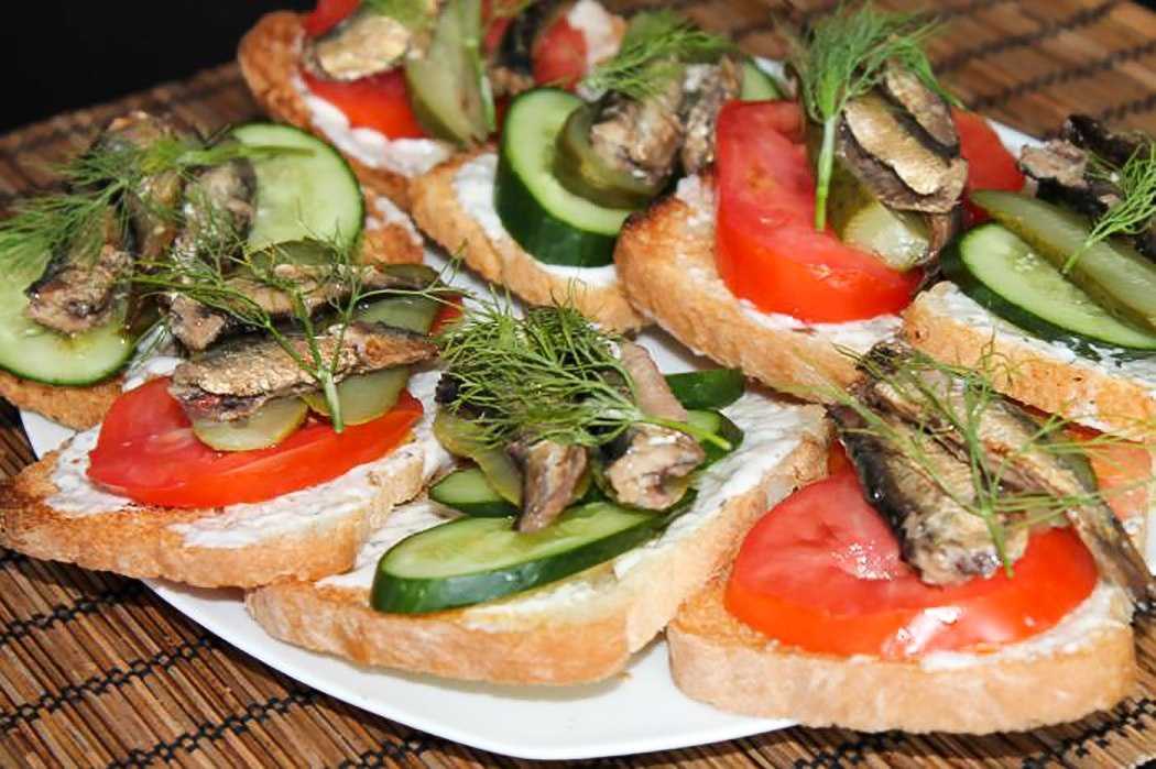 Закусочные бутерброды со шпротами рецепт с фото пошагово и видео - 1000.menu