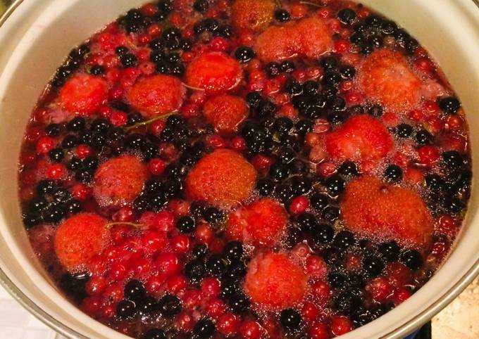 Компот из черной смородины: рецепты из свежей, замороженной ягоды, на зиму