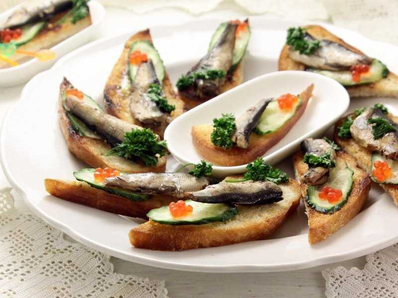Бутерброды на белом хлебе со шпротами и соленым огурцом рецепт с фото пошагово - 1000.menu