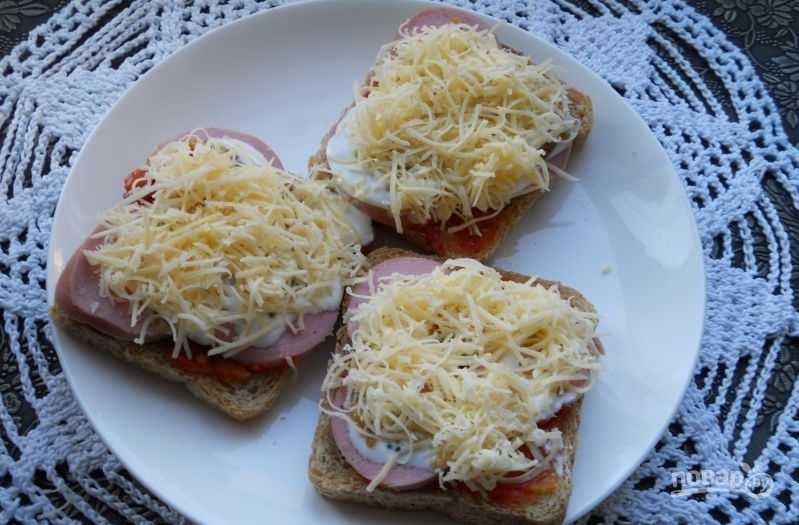Бутерброды в микроволновке с колбасой и сыром