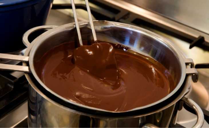 Как растопить шоколад на водяной бане, чтобы он был жидким? как растопить шоколад с маслом для торта?