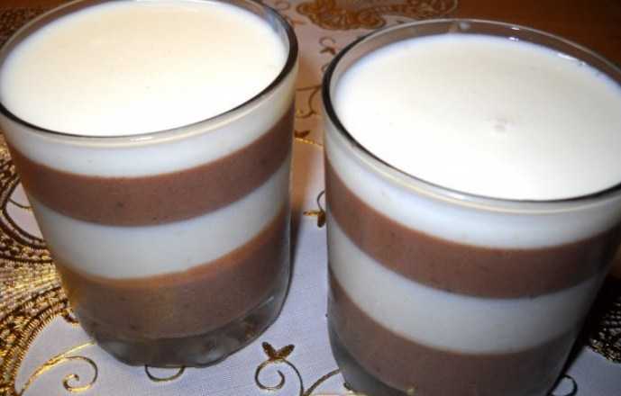Молочное желе с добавлением кофе, шоколада и фруктов
