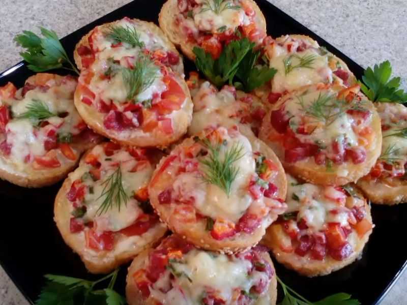 Бутерброды с колбасой и помидорами в духовке - 6 пошаговых фото в рецепте