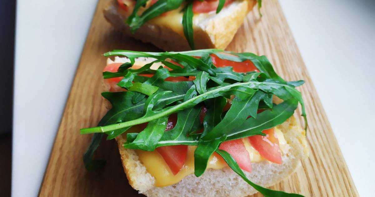 Горячие бутерброды в духовке с колбасой, сыром и помидорами на батоне, рецепт с фото пошагово