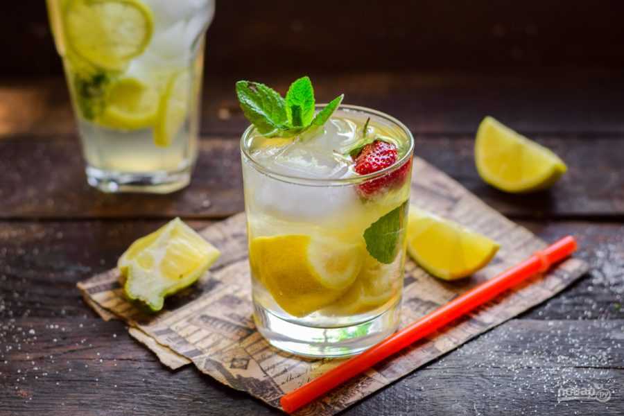 Домашний лимонад с мятой и лимоном освежает и дарит настроение