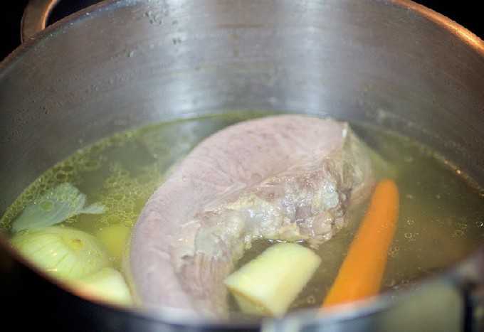 Как варить свиной язык в кастрюле, рецепт с фото