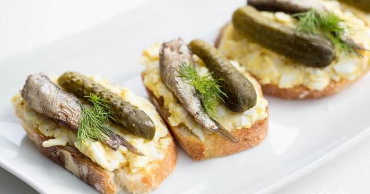 Бутерброды со шпротами – универсальная культовая закуска: рецепты с фото и видео