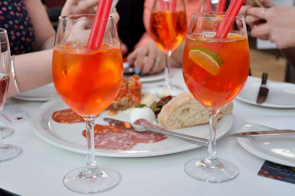 Модный коктейль «апероль шприц» (aperol spritz) — символ лета в европе