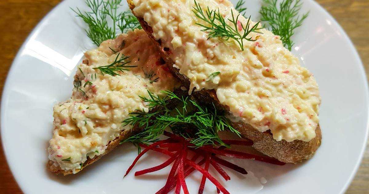Бутерброды с крабовыми палочками, плавленым сыром и чесноком: рецепт с фото пошагово