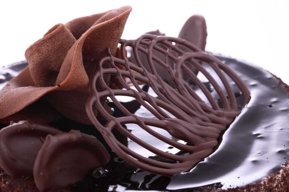 Как растопить шоколад для украшения торта в домашних условиях на водяной бане или другими методами