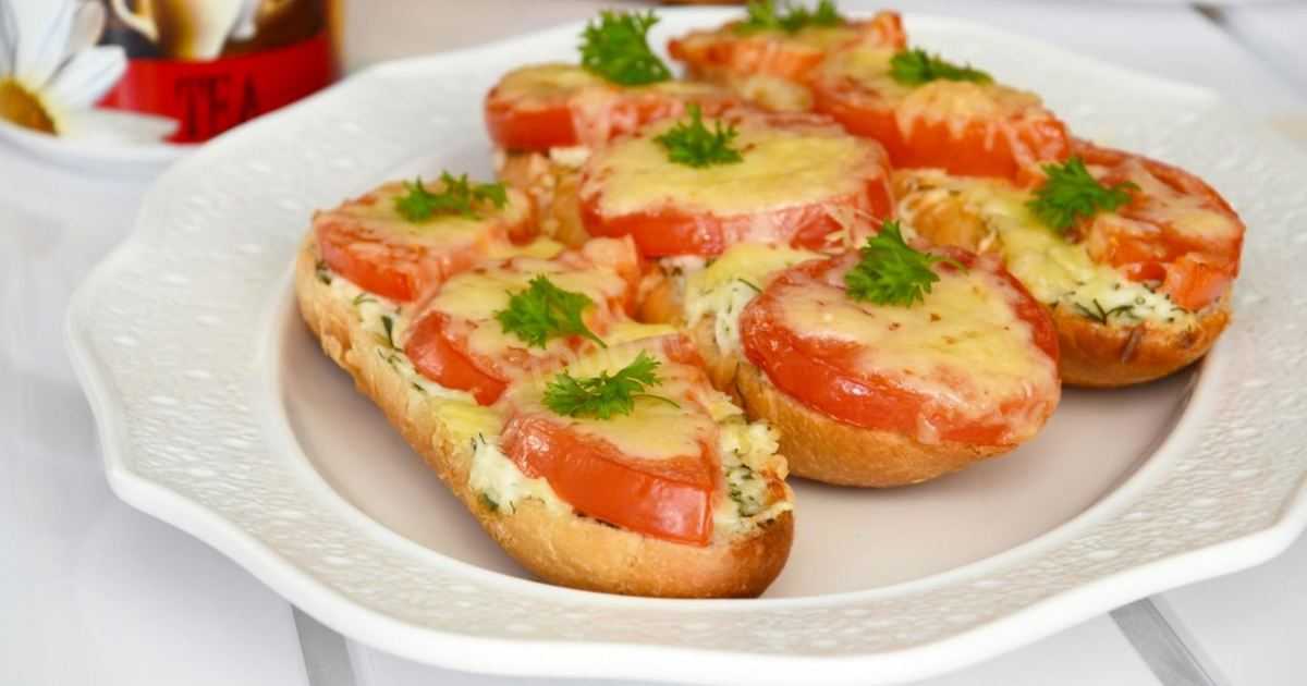 Горячие бутерброды с сыром и помидорами в духовке рецепт с фото пошагово - 1000.menu