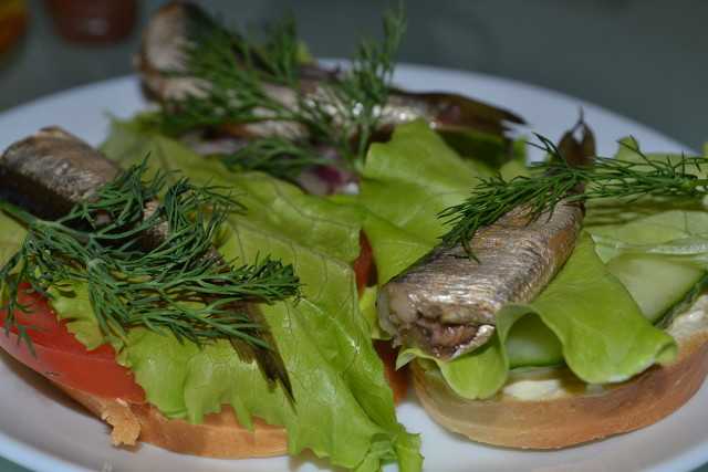 Бутерброды со шпротами - 12 вкусных рецептов пошагово (с фото)