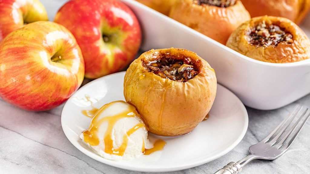 Печеные яблоки в духовке – вкусный десерт, который принесет только пользу