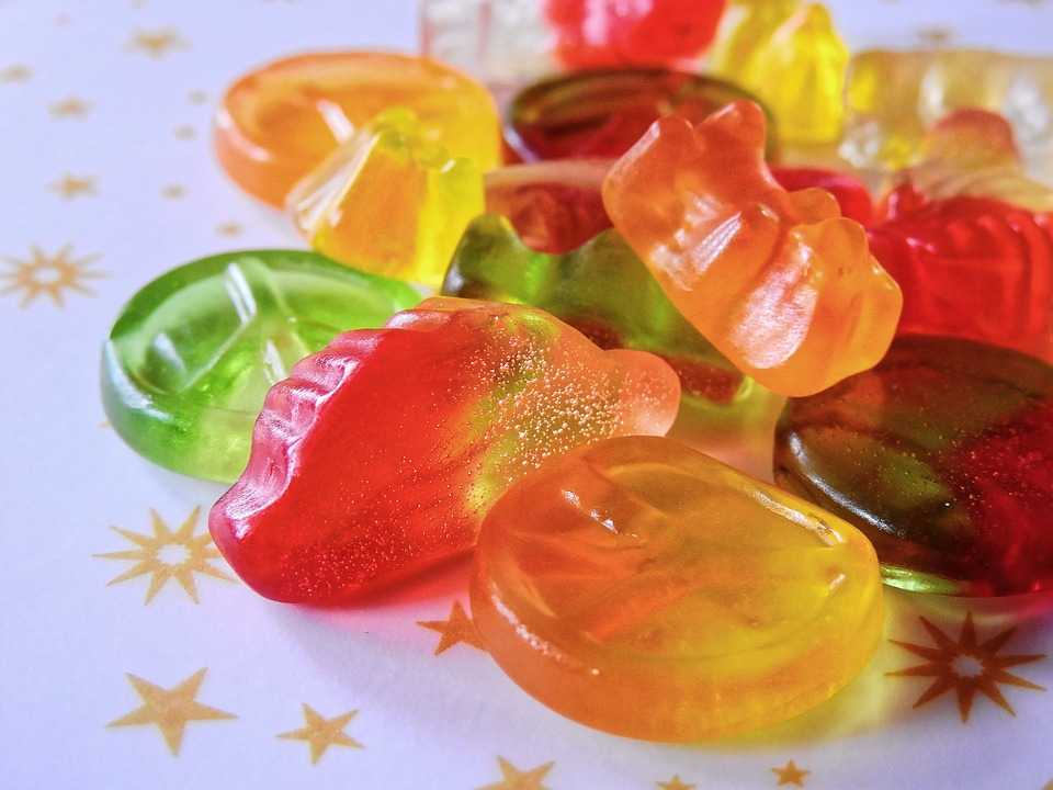 Желейные конфеты из плодово ягодного сока рецепт с фото - 1000.menu