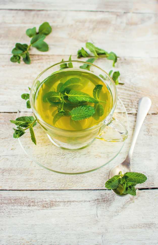 Холодный зелёный чай с мятой и лимоном