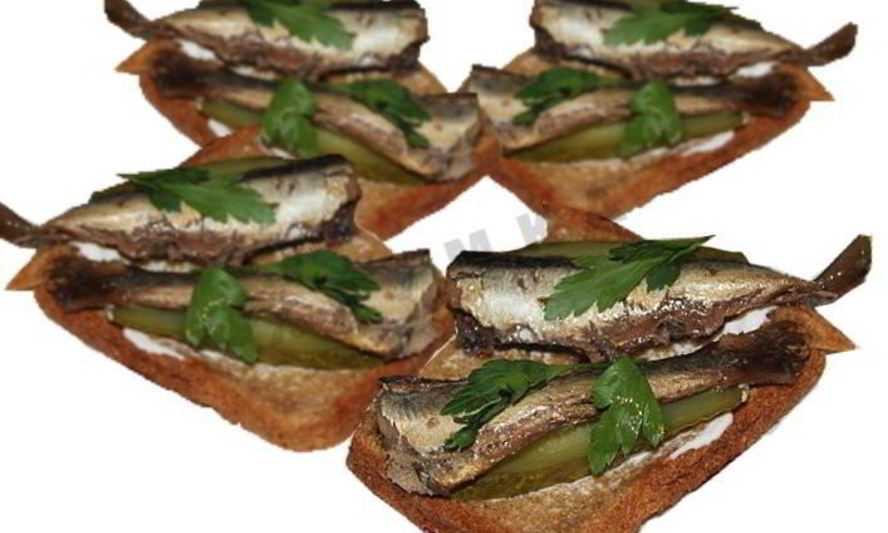 Любимый рецепт бутербродов со шпротами и соленным огурцом, пошаговый с фото