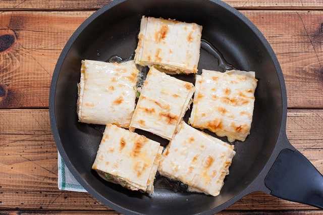 Бутерброды с колбасой и сыром: 58 домашних рецептов
