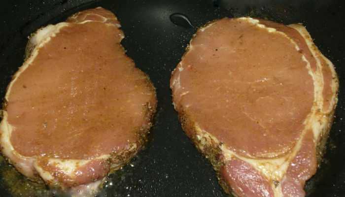 Свиной стейк на сковороде с черным перцем рецепт с фото пошагово - 1000.menu