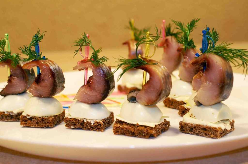 Простые закусочные бутерброды с селедкой рецепт с фото пошагово - 1000.menu