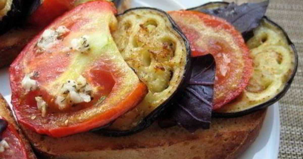 Вкусный бутерброд из баклажанов и помидор — рецепт