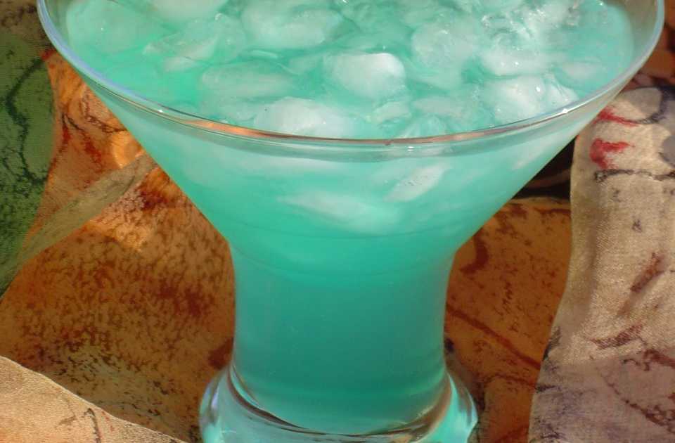 Алкоголь синего цвета: обзор напитков с ценами