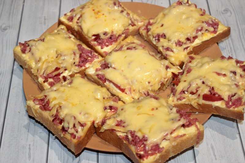 Горячие бутерброды с колбасой сыром и помидорами в духовке рецепт с фото пошагово - 1000.menu