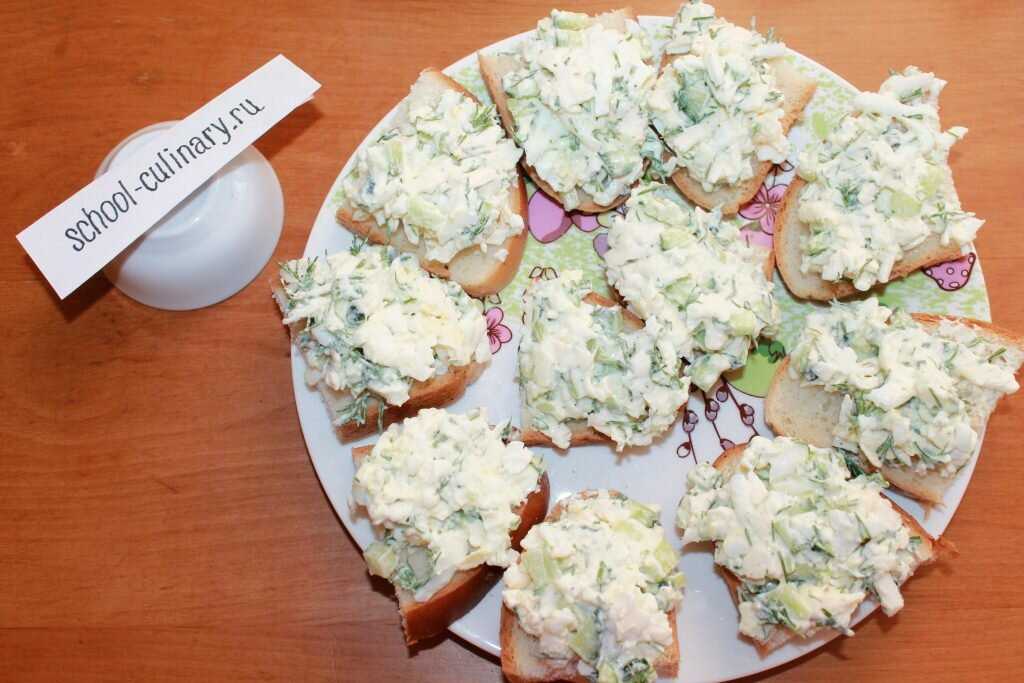 Горячие бутерброды с плавленным сыром и чесноком рецепт с фото пошагово и видео - 1000.menu