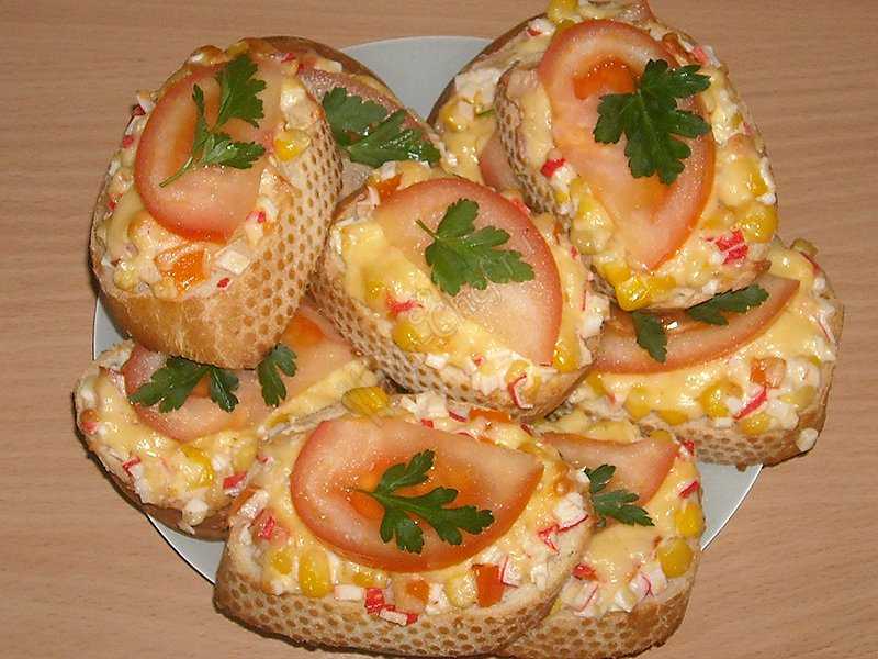 Бутерброды с крабовыми палочками, плавленым сыром и чесноком: рецепт с фото пошагово