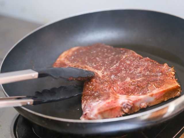 Свиная шейка на сковороде: рецепт с фото пошагово. как пожарить свиную шейку на сковороде?