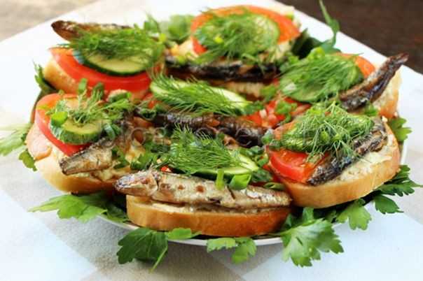 Бутерброды со шпротами: пошаговые рецепты с фото, в том числе с огурцом на жареном хлебе