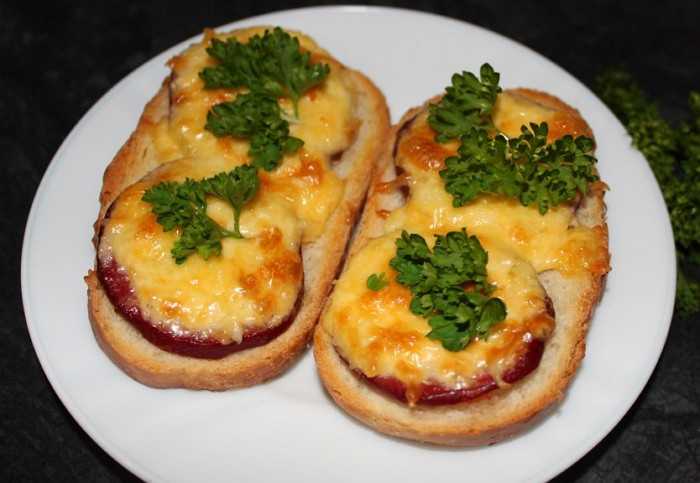Бутерброды с колбасой и сыром: 58 домашних рецептов