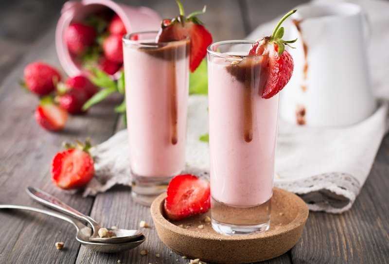 Молочный коктейль с клубникой в блендере: топ-3 вкусных рецепта